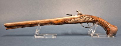 Long pistolet à silex. Canon à pans puis...