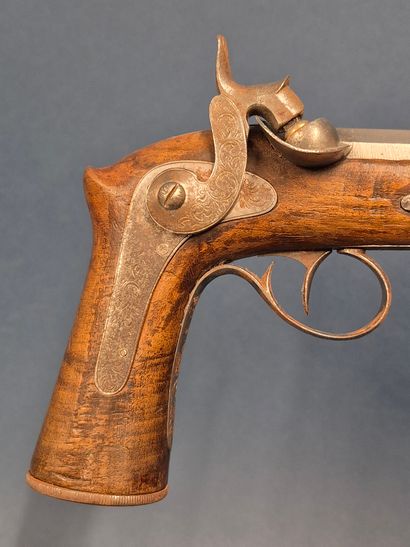 Curieux pistolet à percussion à platine verticale...