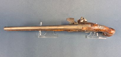 Long pistolet à silex. Canon à pans puis...