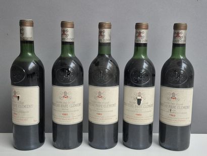 5 Bouteilles Château PAPE CLEMENT 1982. Étiquettes...