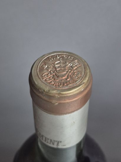 5 Bouteilles Château PAPE CLEMENT 1982. Étiquettes...