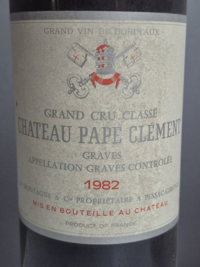 5 Bouteilles Château PAPE CLEMENT 1982. Étiquettes...