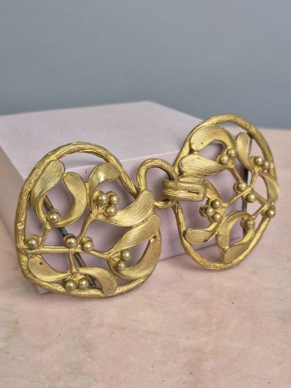 Une boucle de ceinture en bronze doré à décor...