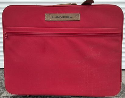 LANCEL
Valise en tissu rouge
60x75 cm
(u...