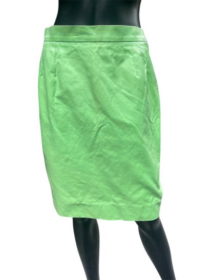 Yves SAINT LAURENT
Jupe mi longue verte brillante.
Taille...
