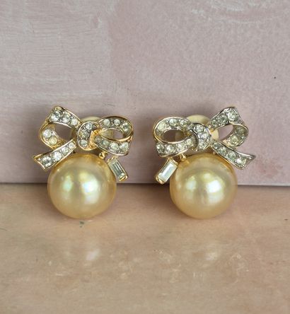 Nina RICCI
Paire de clips d'oreilles, d'inspiration...