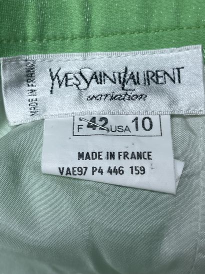Yves SAINT LAURENT
Jupe mi longue verte brillante.
Taille...