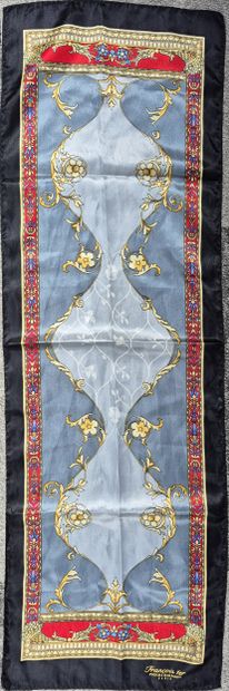 Set of two colorful scarves
- Pierre Balmain
-...