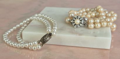 Deux bracelets à double rangs de perles fantaisie,...
