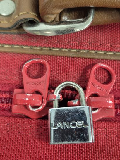 LANCEL
Valise en tissu rouge
60x75 cm
(u...