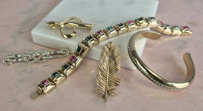 Lot de bijoux fantaisie comprenant : 
- un...