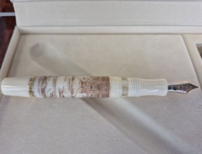 VISCONTI 
Fountain pen and inkwell in a burr...