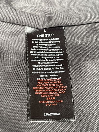 ONE STEP
Veste en cuir de chèvre turquoise.
Taille...
