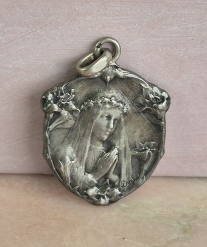 BECKER
Médaille religieuse en argent au motif...