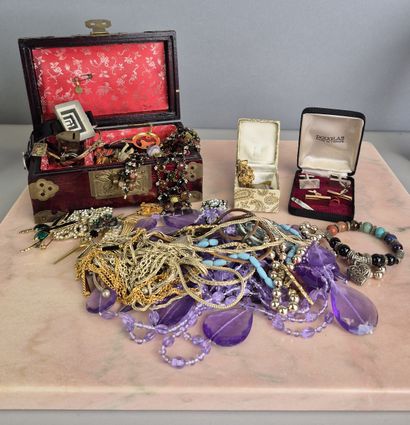 Lot de bijoux fantaisie et boîte à bijoux...