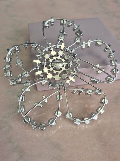 Christian LACROIX
Importante broche fleur...