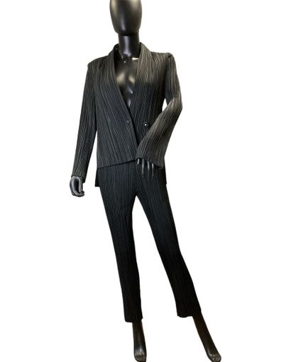 Issey MIYAKE - Ensemble plissé noir à surpiqures...