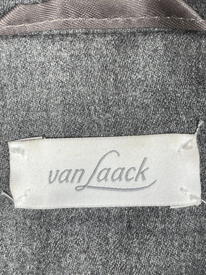 Van LAACK
Veste en laine grise.
Taille 40
ON...