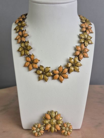 Demi parure fantaisie comprenant :
Broche...