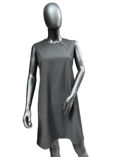 VERTIGO
Robe noire manche courte.
Taille...