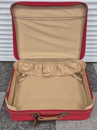 LANCEL
Valise en tissu rouge
60x75 cm
(u...