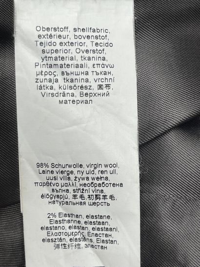 Van LAACK
Veste en laine grise.
Taille 40
ON...