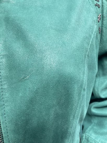 ONE STEP
Veste en cuir de chèvre turquoise.
Taille...