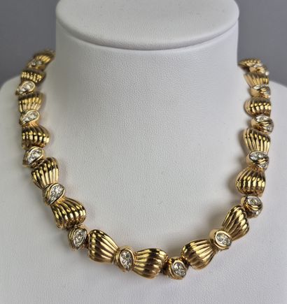 Nina RICCI 
Collier en métal doré à décor...