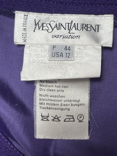 Yves Saint Laurent 
Jupe violette. 
Taille...