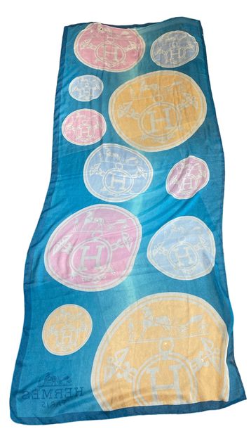 HERMES
Silk scarf (holes)
Size: 173 x 71...