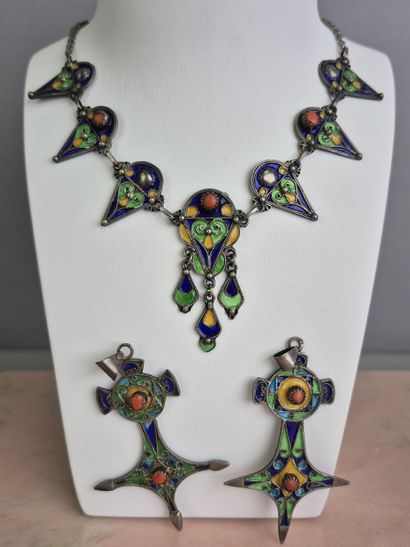 Lot de bijoux berbères en argent émaillé...