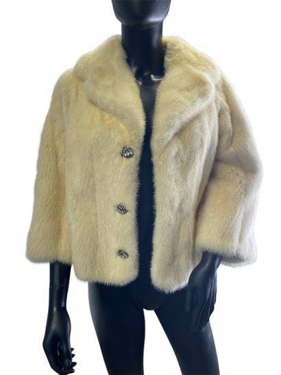 CLAES Fourrures
Blouson en vison beige, boutons...