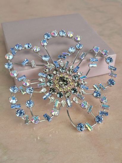Christian LACROIX
Importante broche fleur...