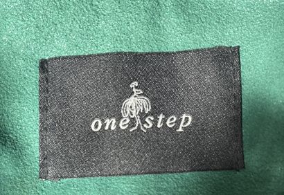 ONE STEP
Veste en cuir de chèvre turquoise.
Taille...
