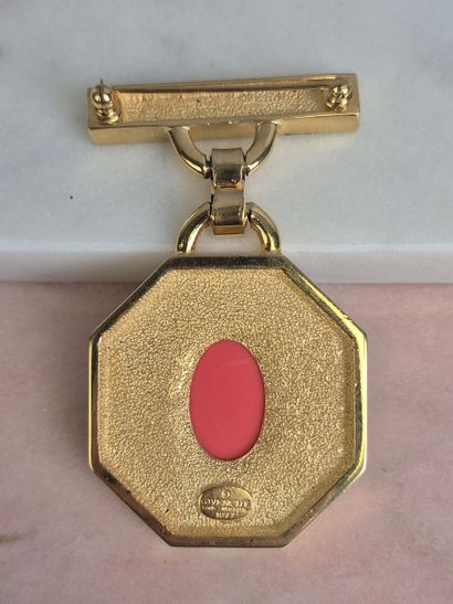 GIVENCHY
Année 1977.
Broche d'inspiration...
