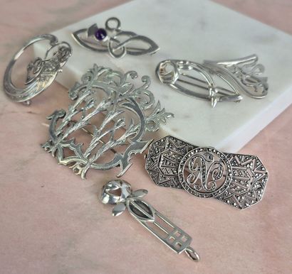 Réunion de 7 broches en argent à décor d'entrelacs,...