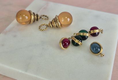 Suite de 7 pendeloques en métal doré et verre...
