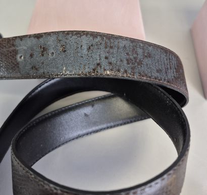 Must de CARTIER 
Ceinture en cuir brun écaillé,...