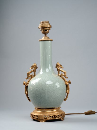 Bottle-shaped vase in Chinese porcelain with...