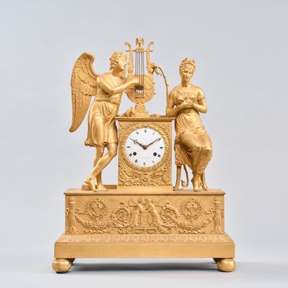 Pendule en bronze ciselé et doré ornée de...