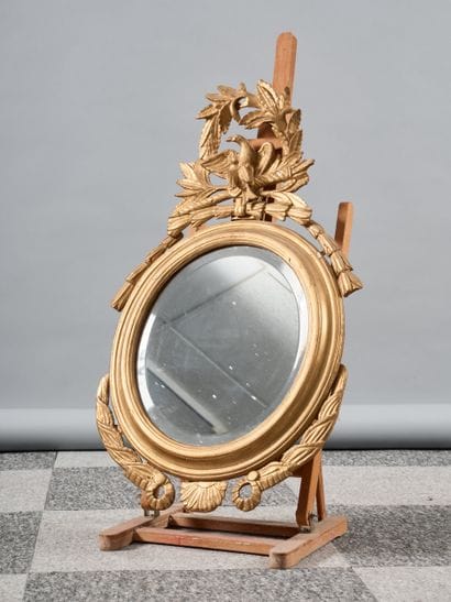 Carved and gilded wood oval-shaped glass...