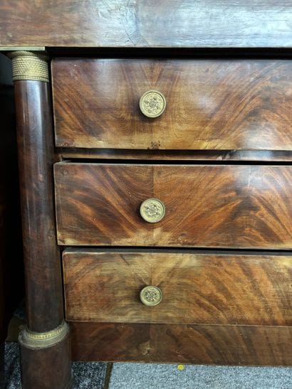 Chest of drawers in flamed mahogany veneer...