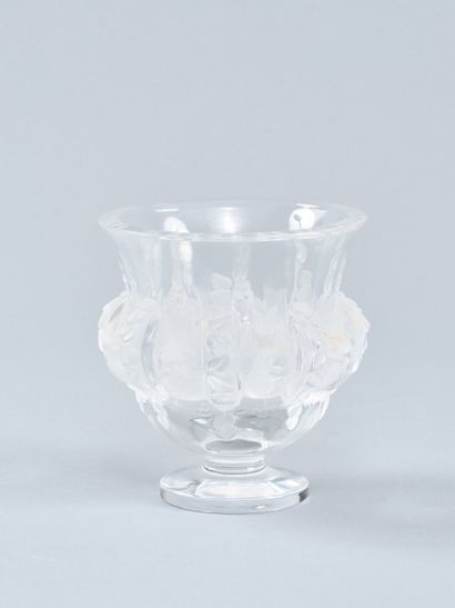 LALIQUE France 
Petit vase en cristal pressé...