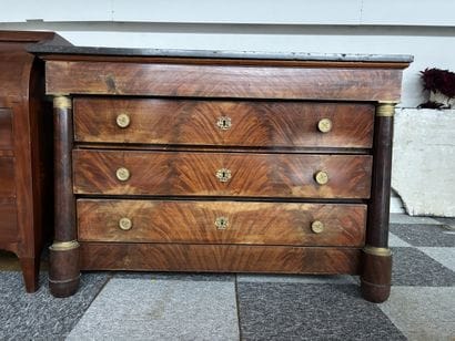 Chest of drawers in flamed mahogany veneer...