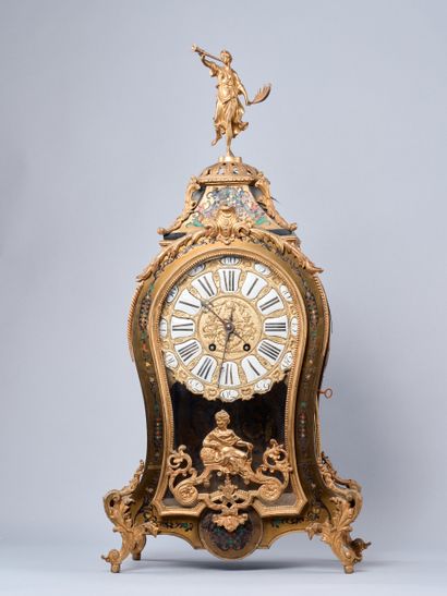 Cartel de forme violonée à décor marqueté...