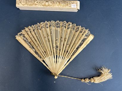 Un éventail de Mme LOUBET en soie et dentelle...