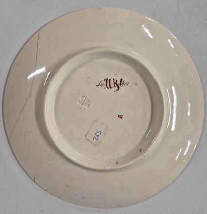 Une assiette commémorative en faïence de...