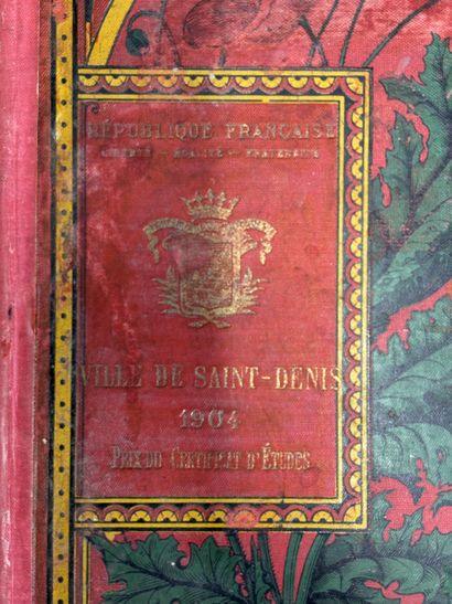 Un livre couverture cartonnée rouge « Le...