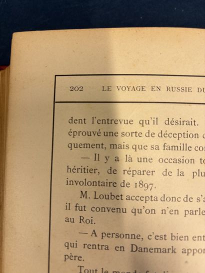 Un livre couverture cartonnée rouge « Le...