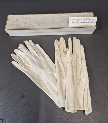 Fonds LOUBET – Mode / Paire de gants de soirée...